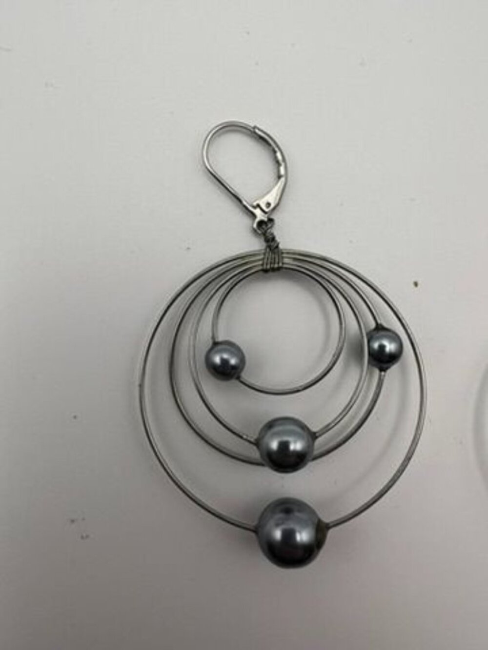 Handmade Wire Wrap Orbit Hoop Earrings Silver Tone Gray Pearl Bead Accent - Picture 4 of 5